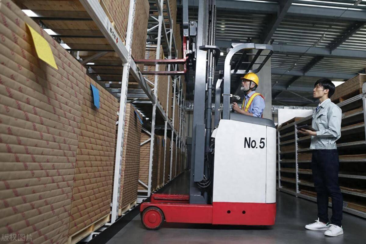 代替人工的装卸工具,解决企业招工难问题——智能装卸机器人_货物