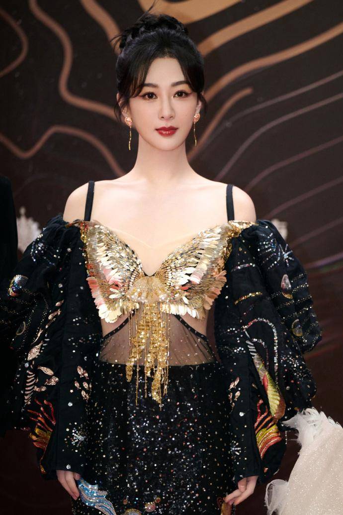2023年星光盛典红毯:杨紫气场全开,颖儿状态不佳,唐嫣逆袭成功_礼服