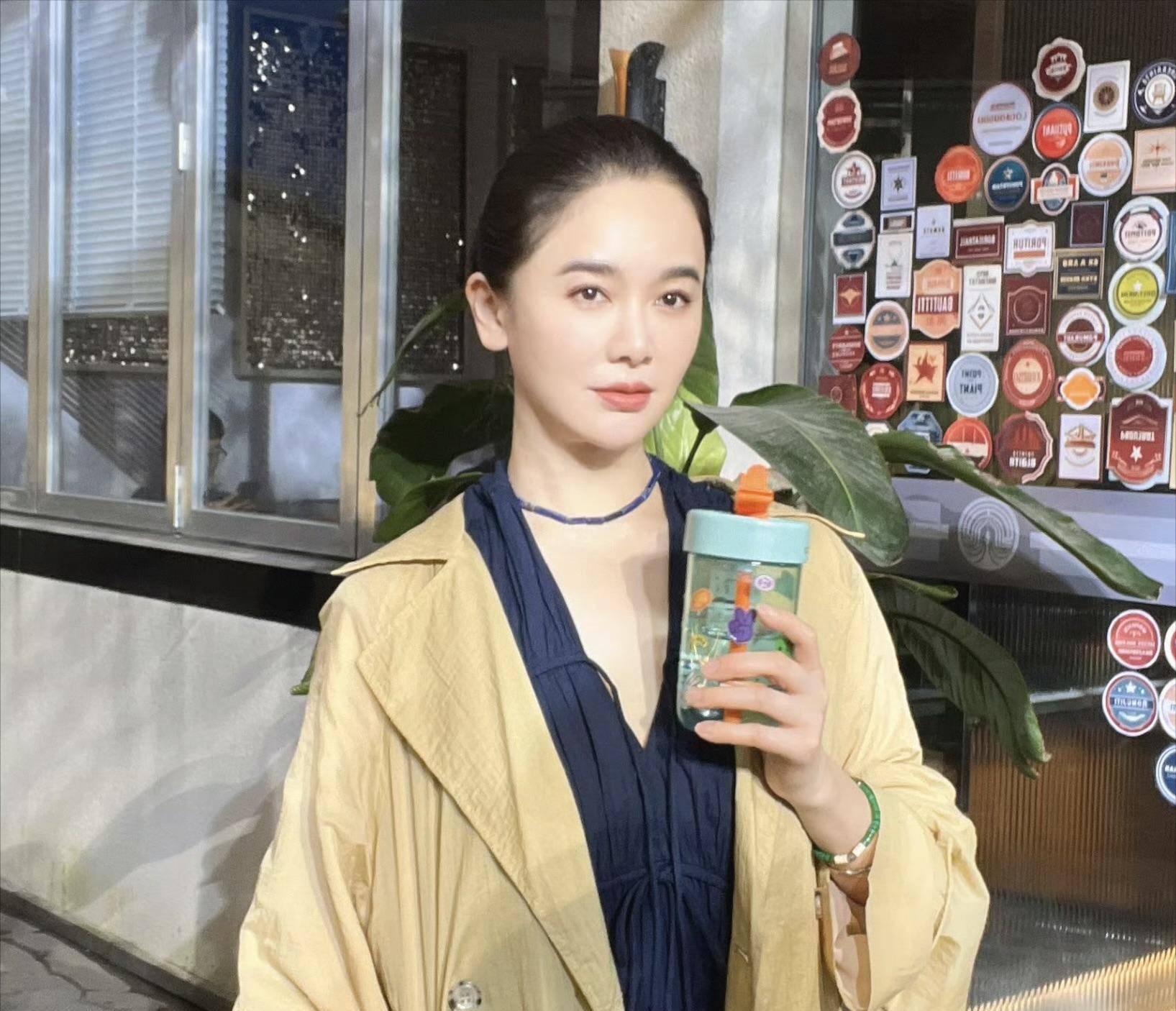 46岁左小青惹争议!穿开叉礼服显肚大,走路弯腰拽裙子防走光!