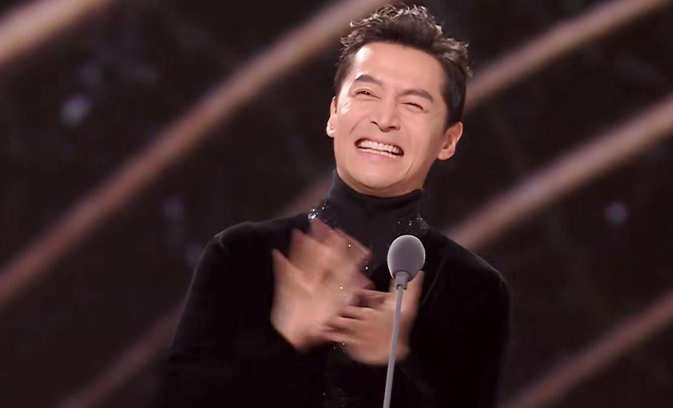 一念出获奖人吴磊的名字,胡歌已经激动到鼓掌鼓出残影,咧嘴大笑,甚至