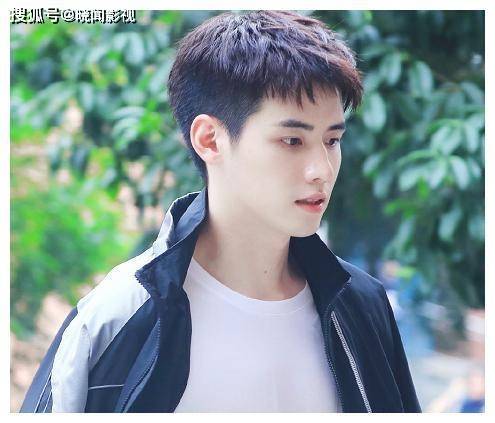 任豪疑似新恋情曝光 与女生车库甜蜜牵手被拍_公众_感情_情感