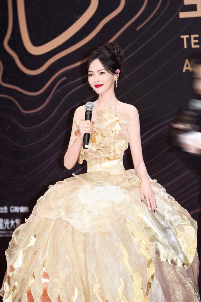 2023年星光盛典红毯:杨紫气场全开,颖儿状态不佳,唐嫣逆袭成功_礼服