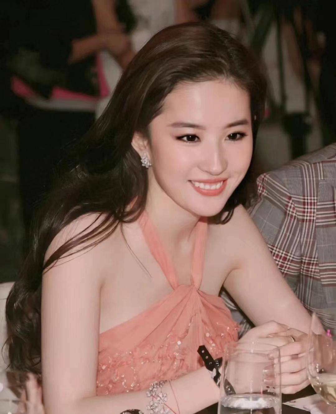 给你们点颜色看看 看戴安娜王妃,刘亦菲,杨幂…变身红粉佳人_粉色