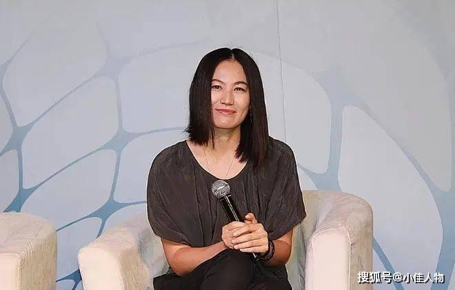 不后悔从王菲手中抢走窦唯,离婚19年,选择和女儿共度余生_婚姻_姜昕