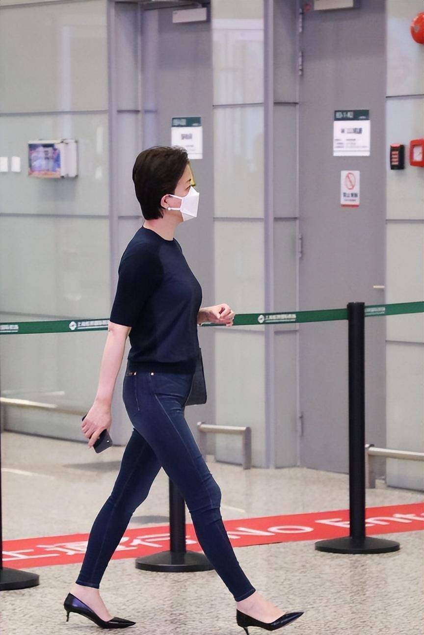 "杨澜机场穿搭意外转向,修身变无痕裤,自信展现52岁真实体态"_黑色