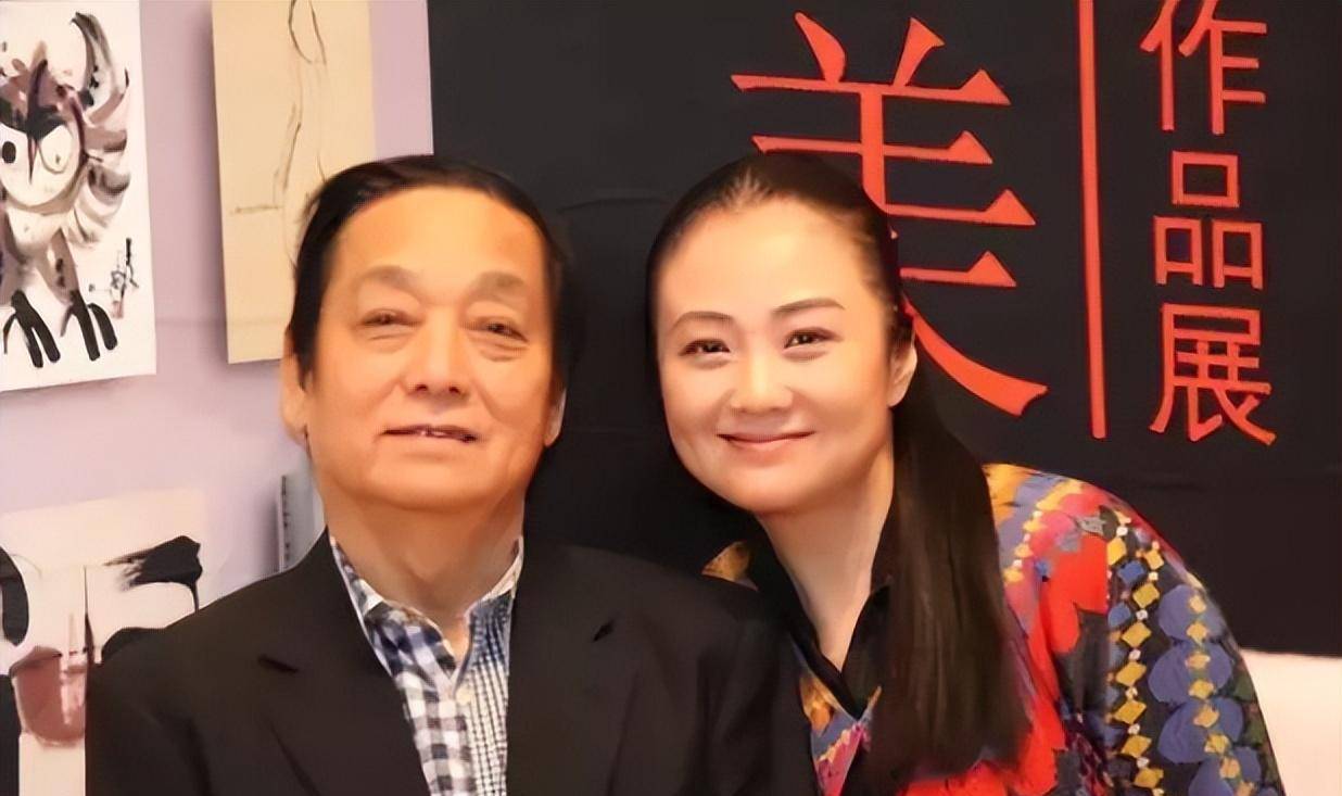 在创作巨型浮雕期间,周建萍和韩美林朝夕相处,伴随着时间的不断流逝