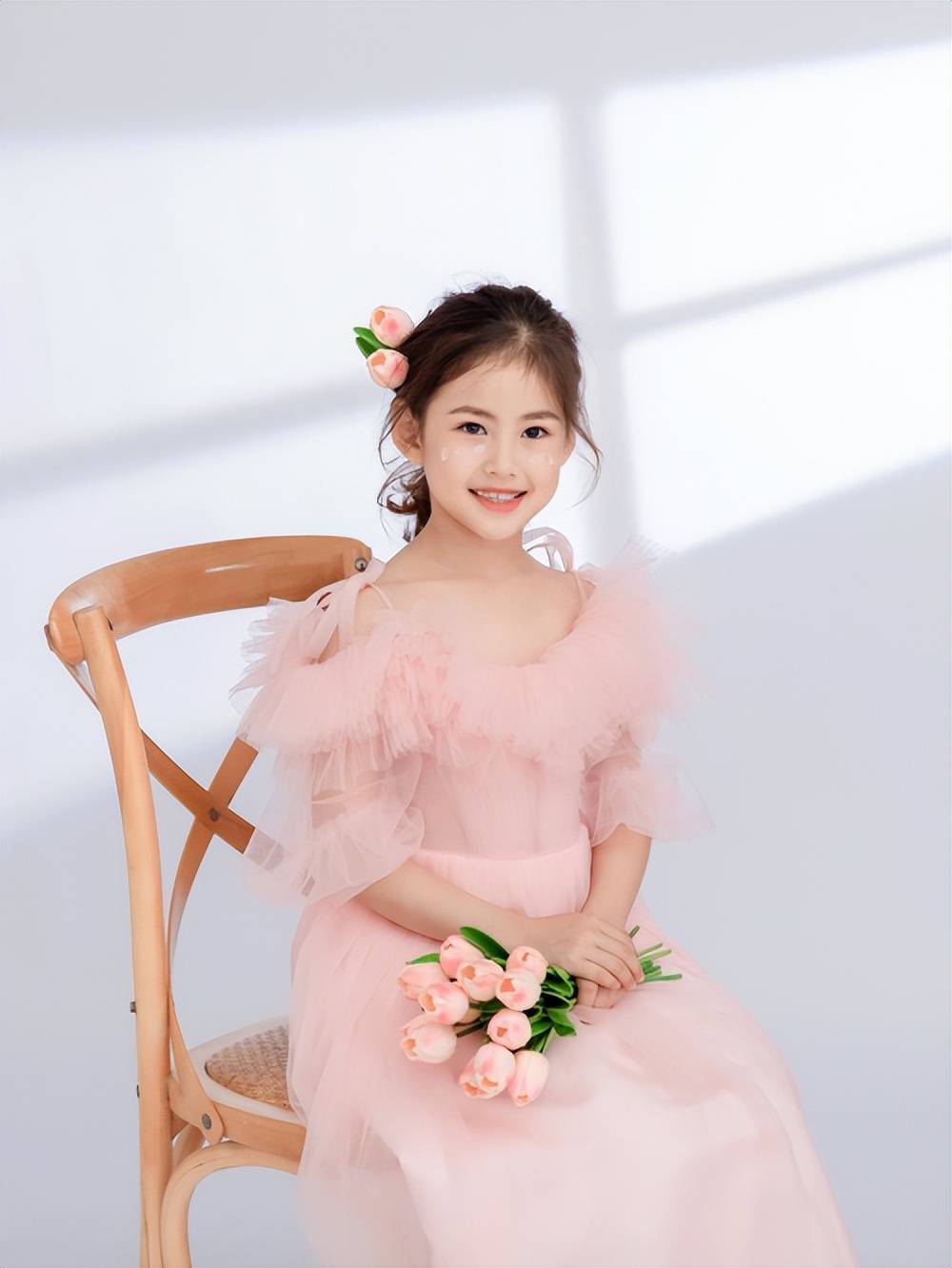 出演当代武警反恐军旅剧《特战行动》在剧中饰演小女孩