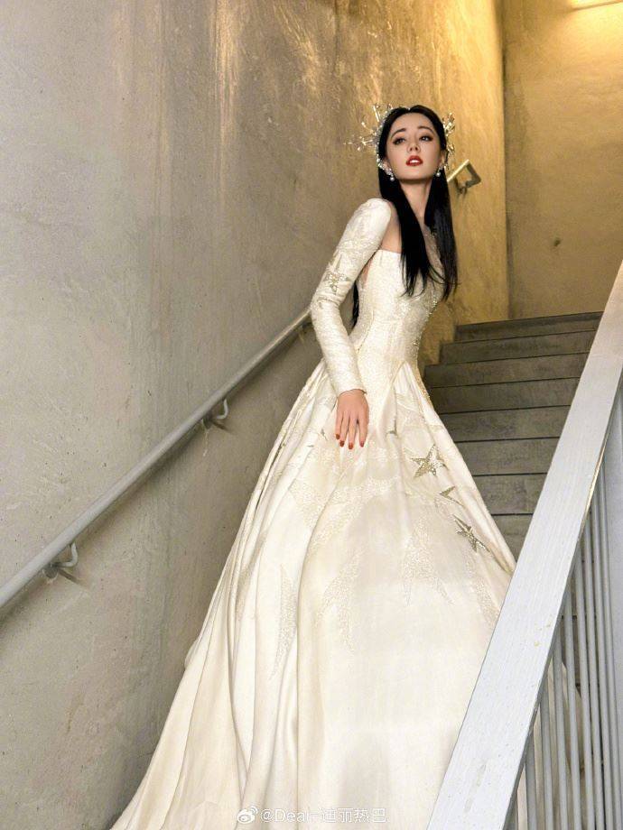 迪丽热巴在17日出席星光大赏颁奖典礼,以一身白色礼服亮相红毯,展现出