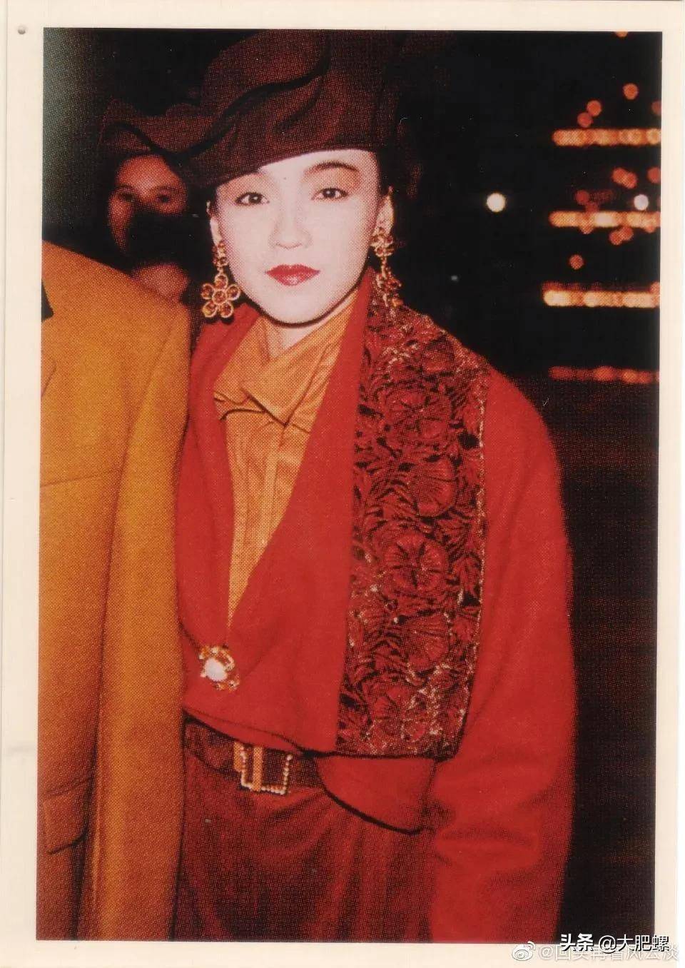 1990年2月9日,陳慧嫻坐上了飛往美國的航班,獨自一人踏上陌生的土地