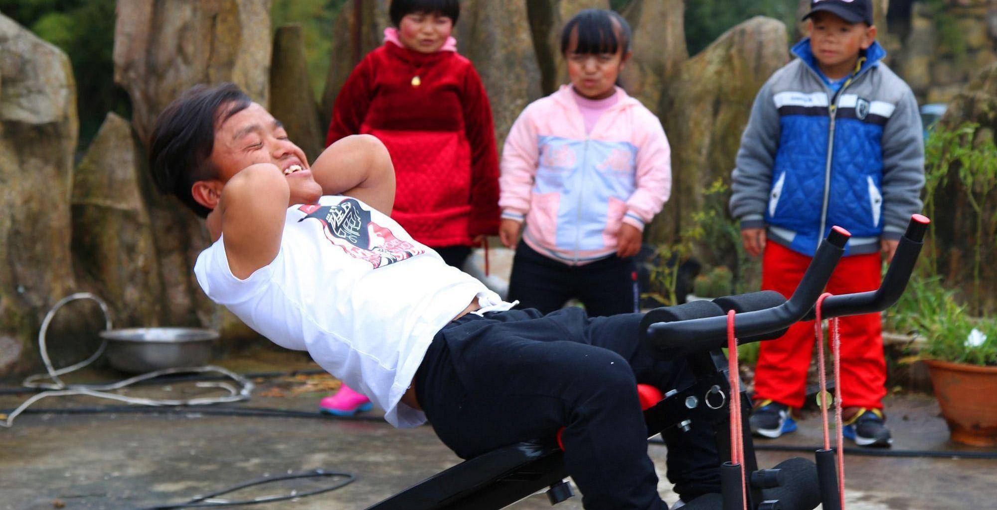 云南小人国里"小矮人"还是"小拽人"?