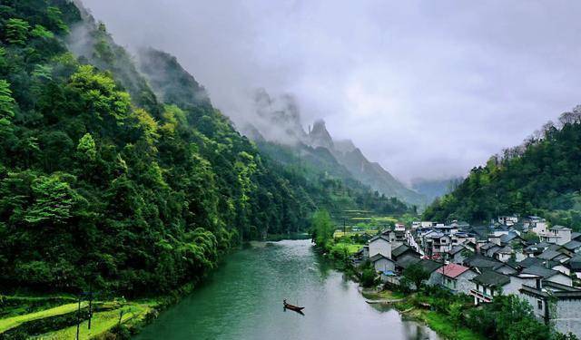 這個村子叫做德茹村,位於湖南湘西州吉首市矮寨鎮,之前不少朋友都在問