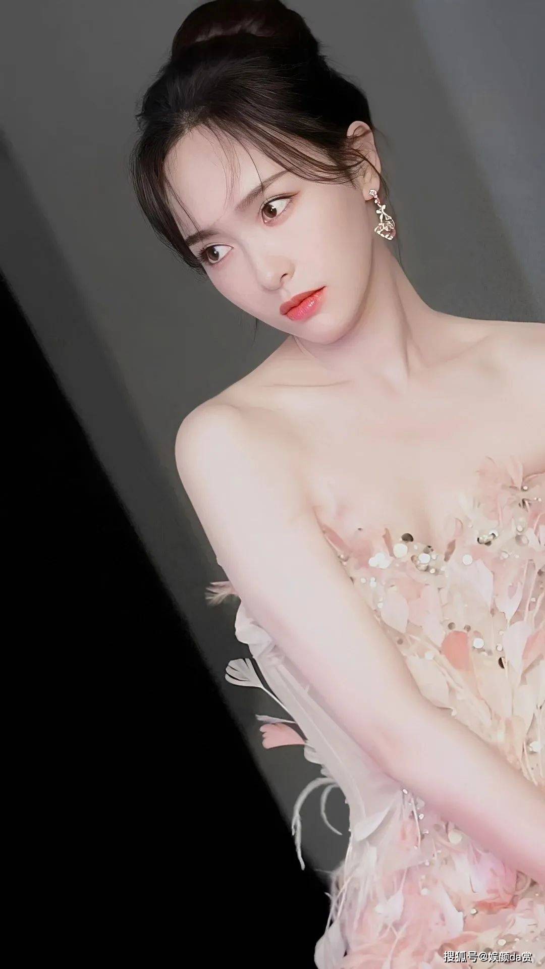 【唐嫣唯美写真】抹胸羽毛裙,绚烂浪漫,犹如迎冬盛开的花朵