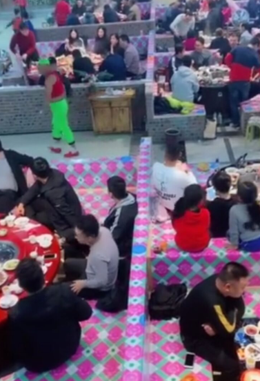 东北万**炕吃饭，画面超震撼！网友：东北服务员都是这样穿的吗(图3)