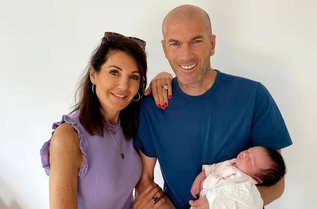 忠于家庭,宠爱妻子,对孩子们也是非常照顾,而且在齐达内的带领下,一家