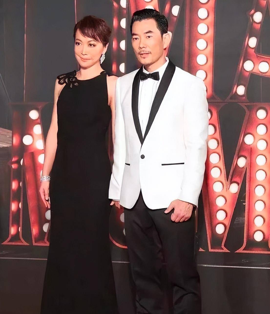 56岁任贤齐和53岁妻子罕见同框,仅差三岁,却一个如青年_时尚_年龄