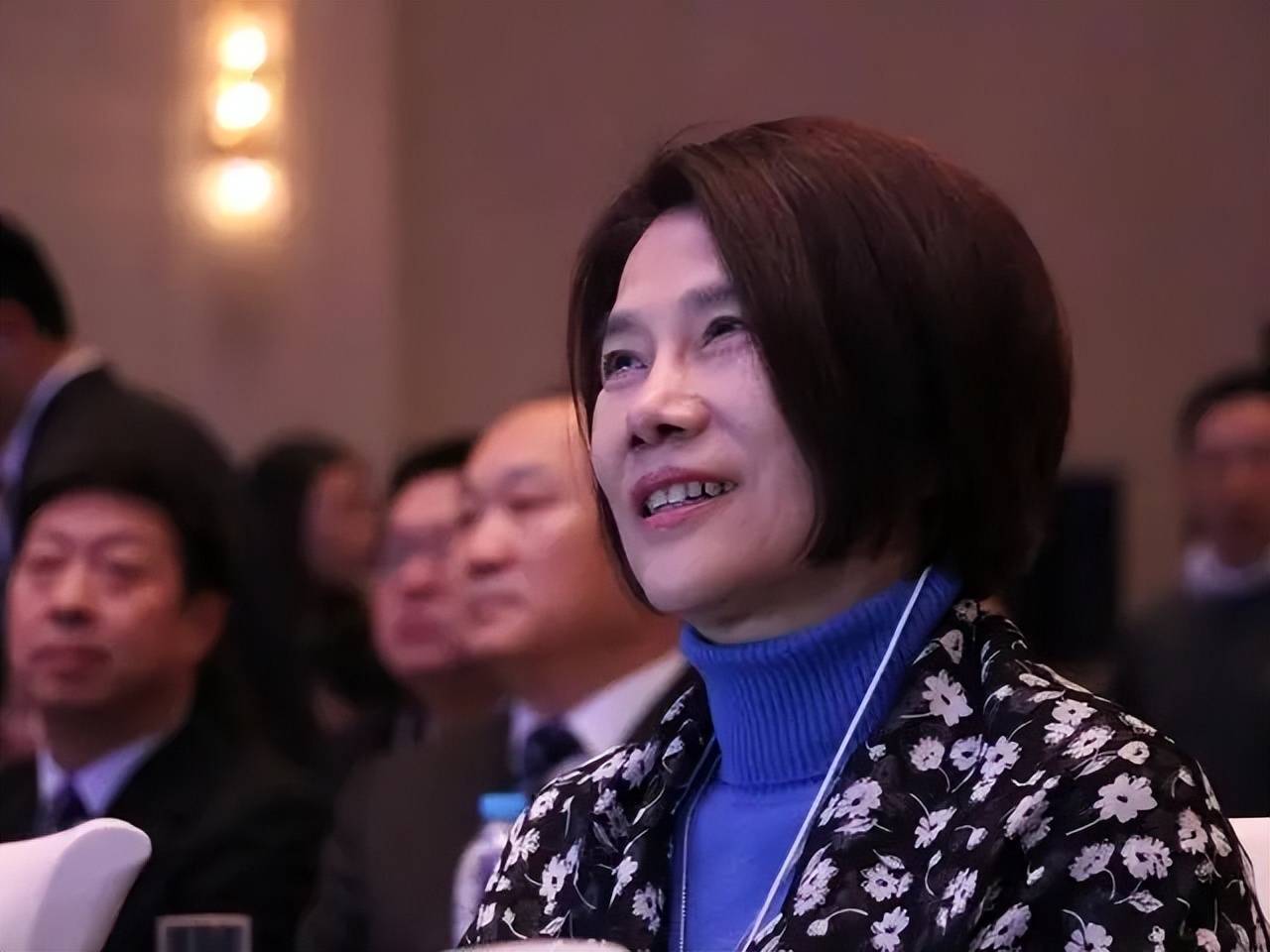 董明珠又爆争议言论,建议通过立法,让公司对跳槽员工收取培训费_孟羽