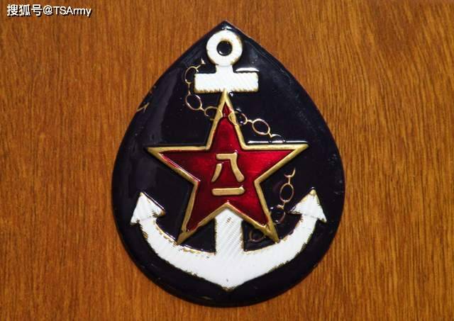 而是在帽徽的背面增加了别针,这样能更完美的与军帽连接,而且表面也不