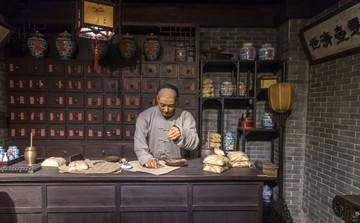 其中有一个商家的门头上挂着"赵太丞家"的招牌,这就是古代的"私人"