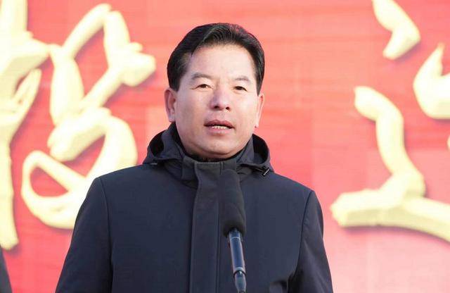 并网投运仪式上,敦煌市委副书记,市长朱建军宣布项目正式并网投运.