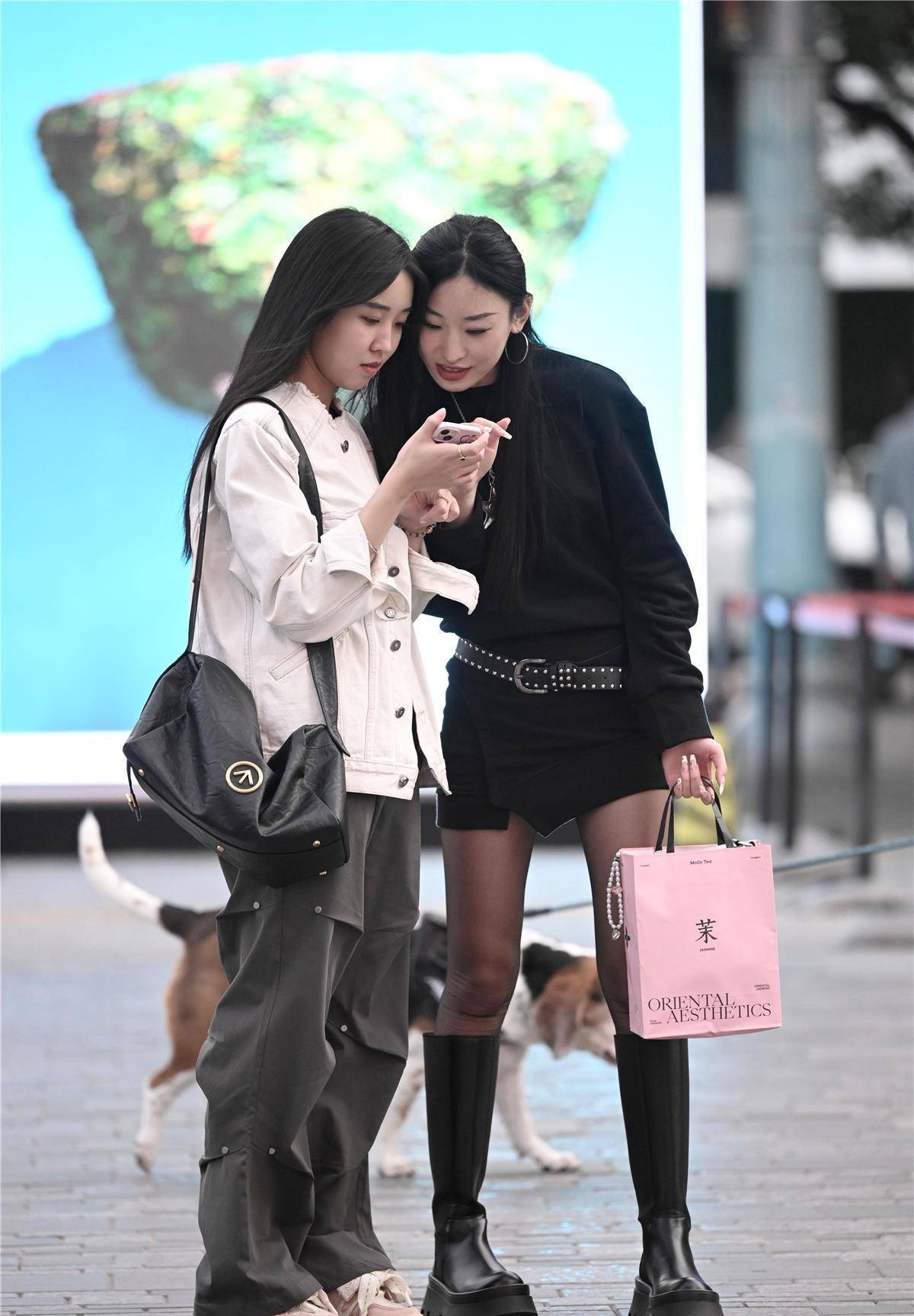 秋冬季节,黑色丝袜搭配长靴,很多女子的搭配选择_款式_女性_靴子