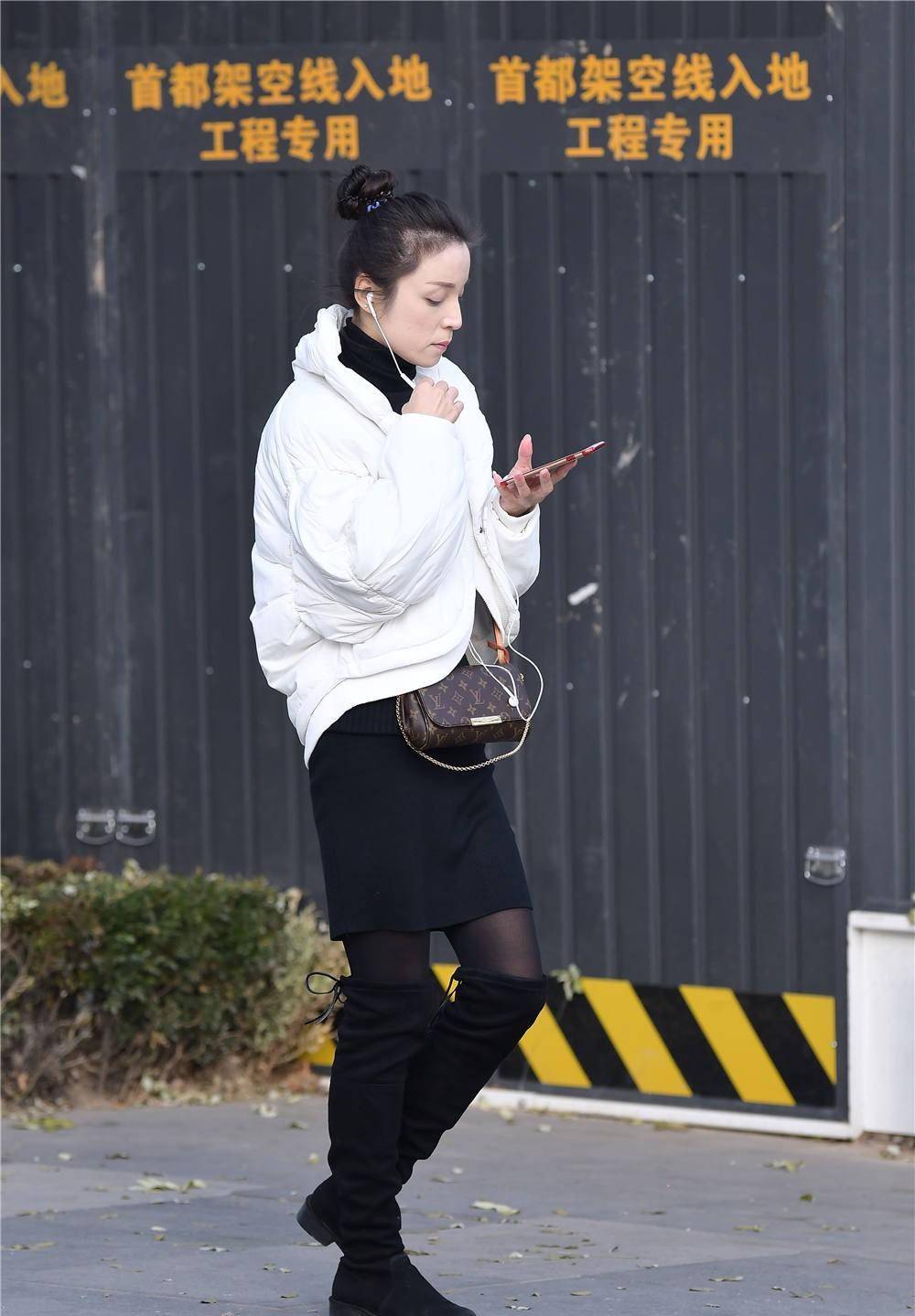 秋冬季节的搭配要注意保暖,黑色丝袜搭配长靴,经典的搭配组合_款式