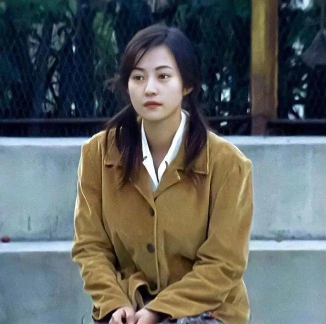 后来,从小酷爱表演的郝蕾考入了上海戏剧学院,和陈思诚,聂远等人成了