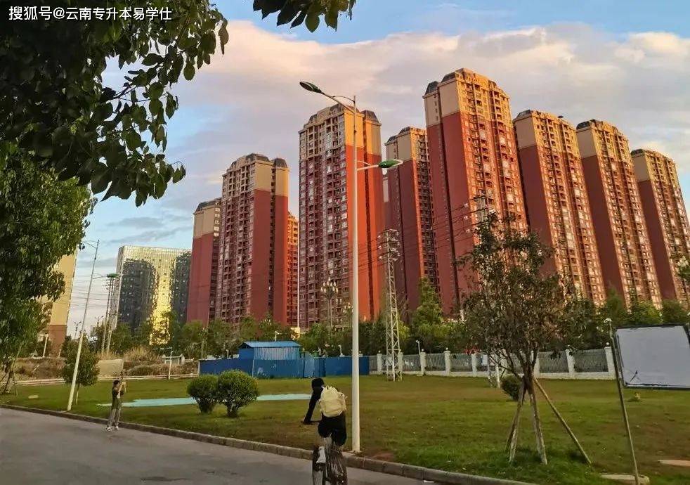 昭通学院呈贡校区普通宿舍8人间( 房间内带卫生间及洗漱间),收费标准