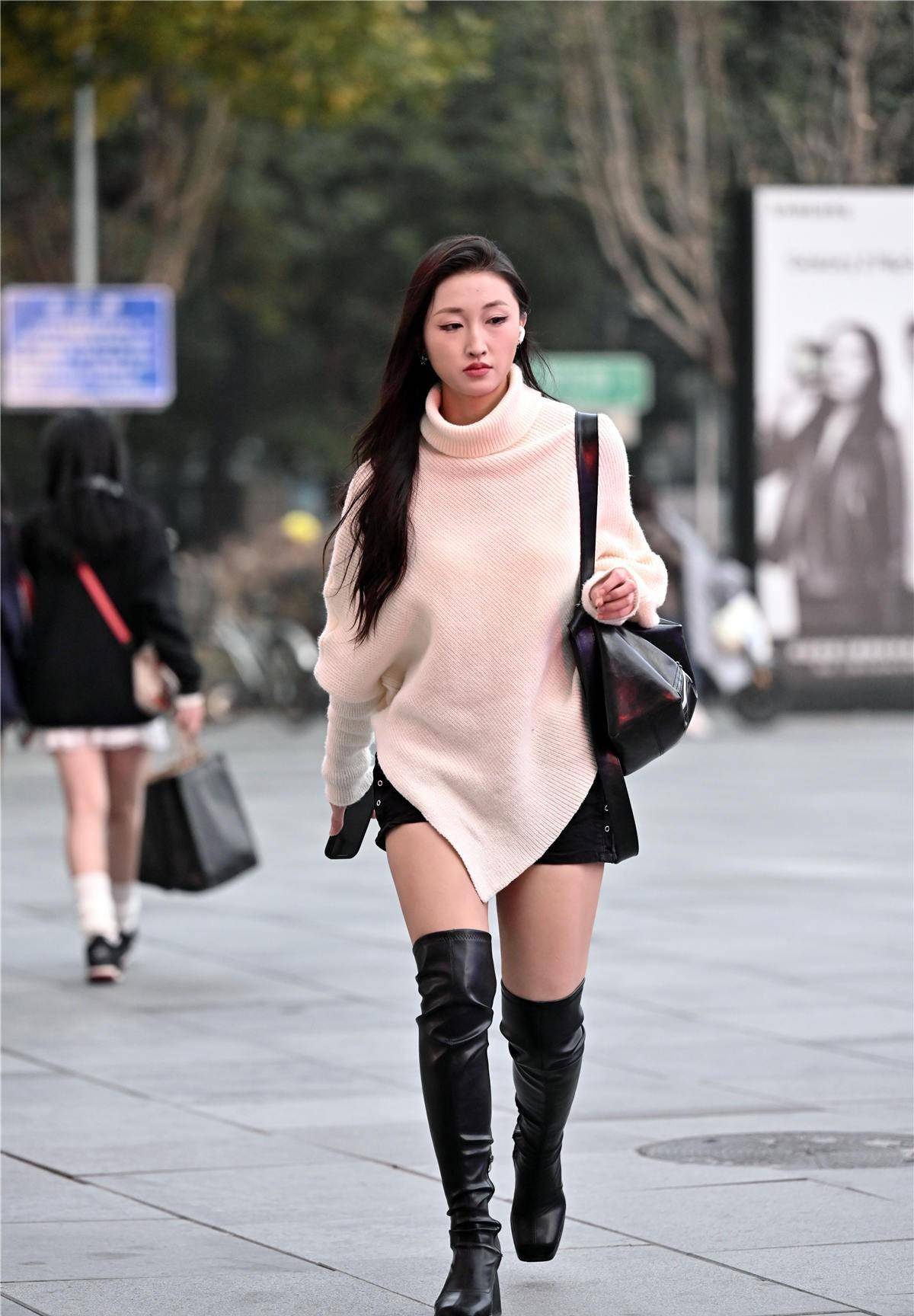 秋冬季节的过膝长靴搭配,每个人选择的风格和款式都不一样_黑色_效果
