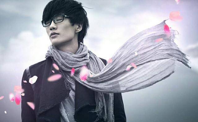 到现在为止一直在唱他的歌,许嵩是网络歌手出道,音乐是他的梦想,但