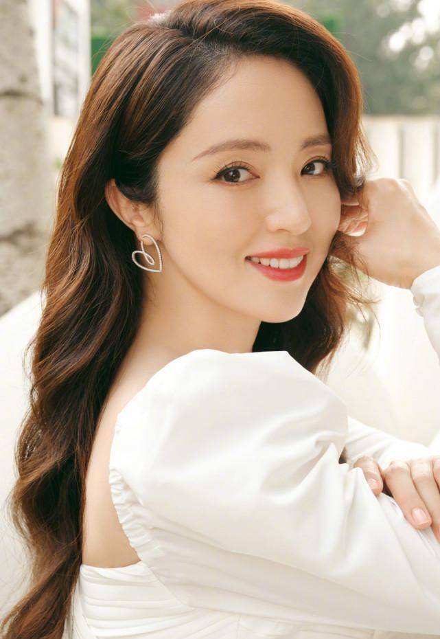 43岁董璇晒露营美照,穿白裙露事业线惹眼,回眸一笑眼里满是光_高云翔