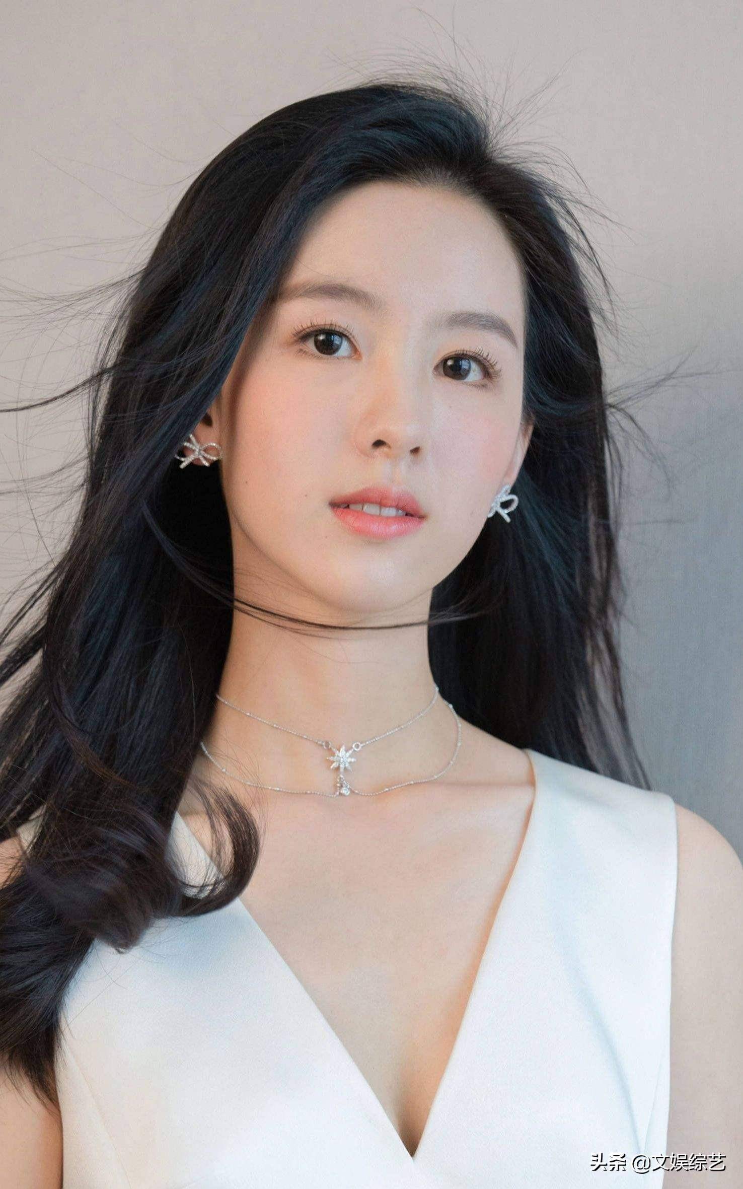 陈都灵仅凭一张证件照就击败了身价千亿的章泽天,她到底有多美?