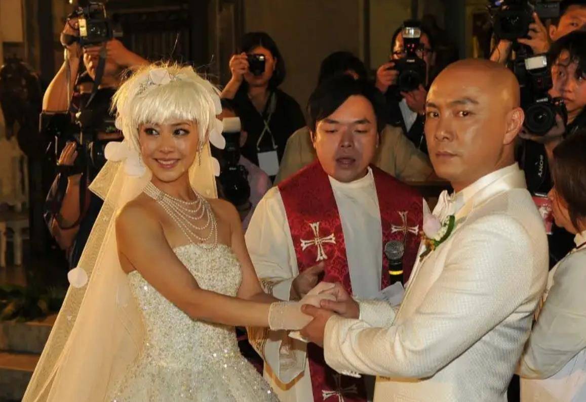 恋爱十年时两人步入婚姻殿堂,张卫健也慢慢减少工作专心陪伴张茜.