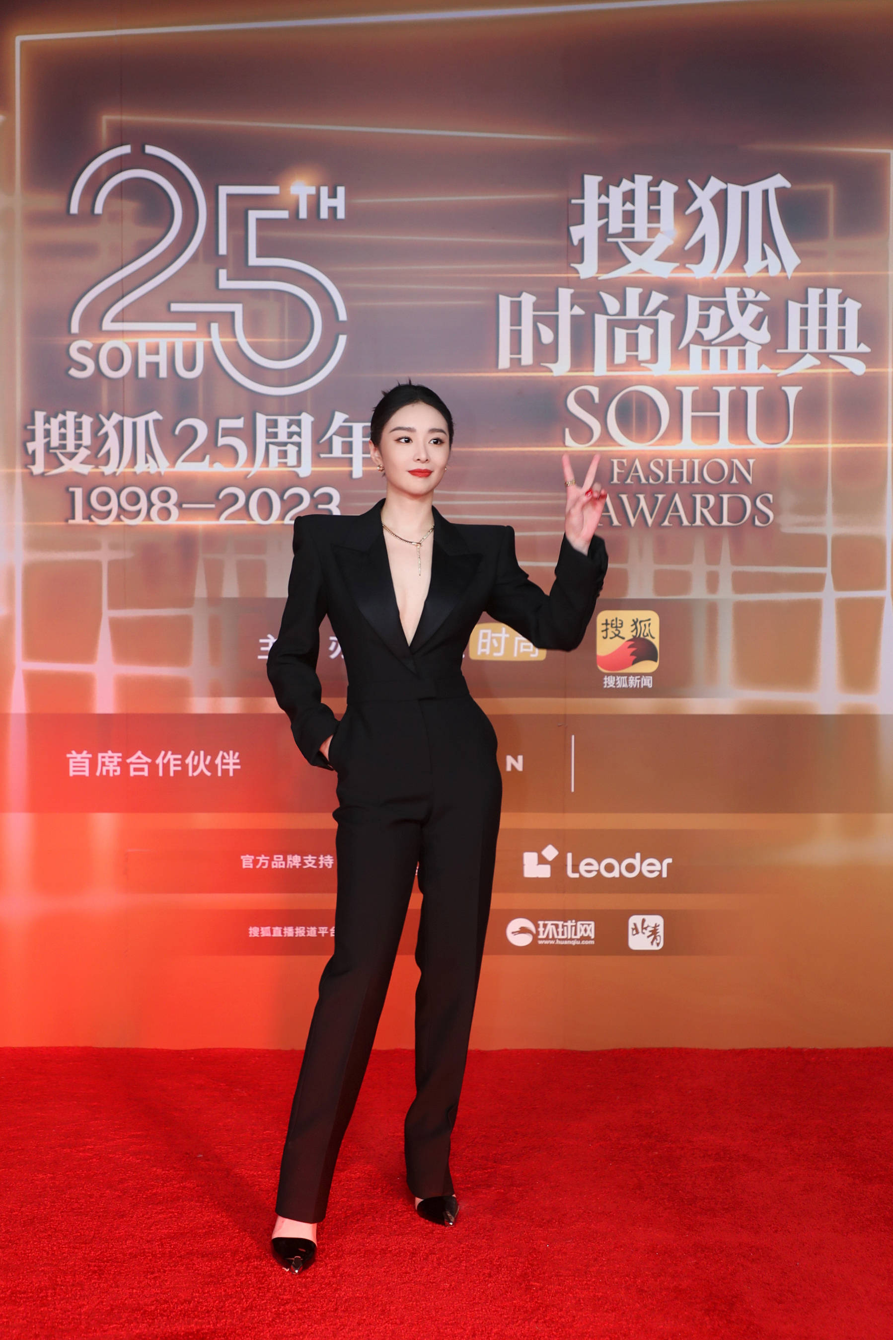 高叶上次来则身穿西装连体裤走上红毯,象征着power