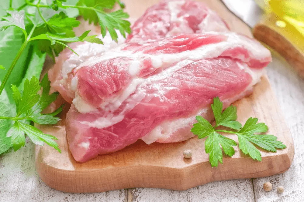 为什么有些猪肉煮熟后呈淡粉色?有什么猫腻?