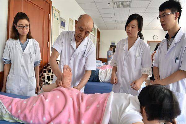 国医大师李业甫,被誉为"中医推拿第一人",创造了推拿界的多个第一