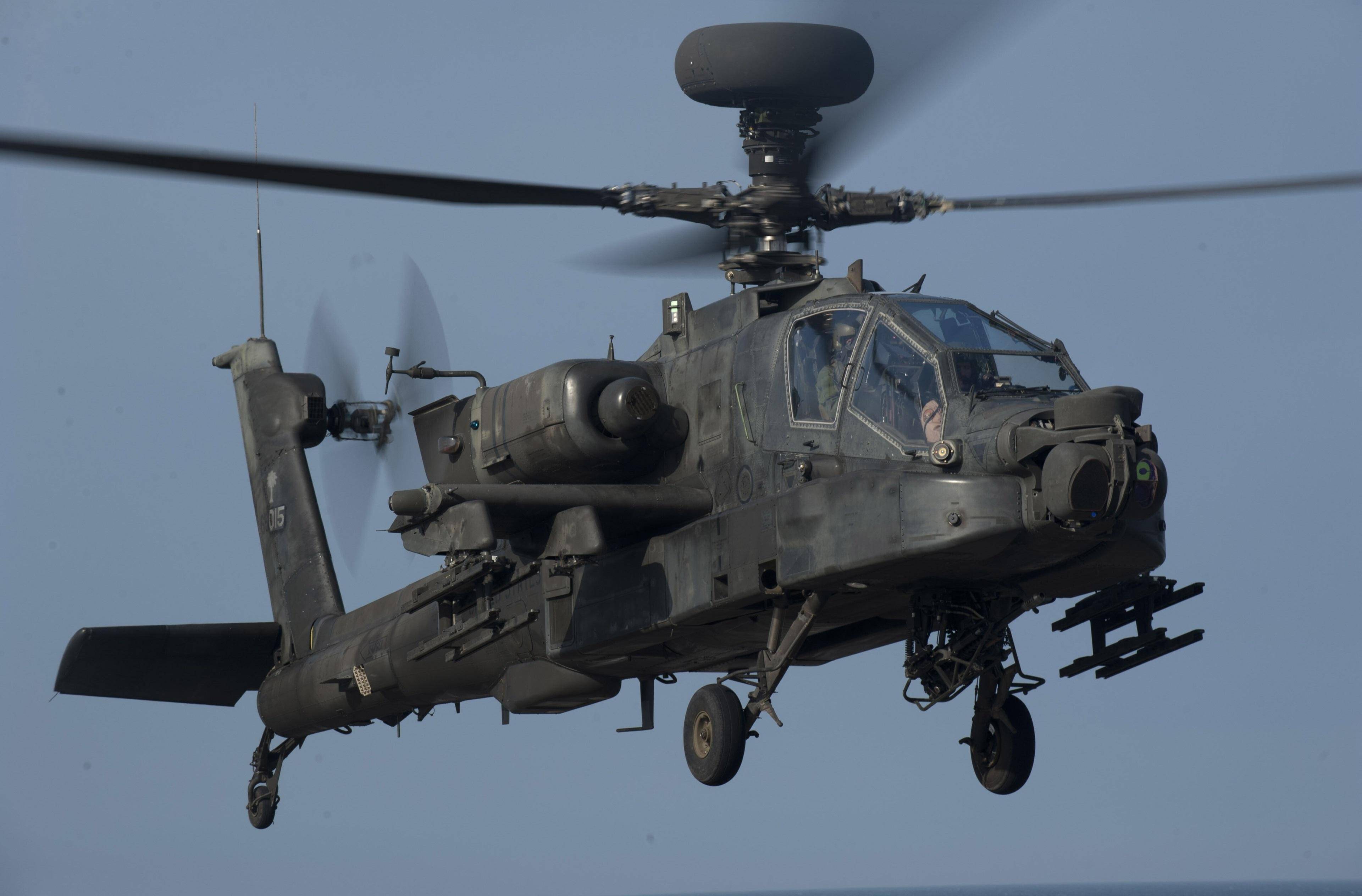 美军14架直升机飞往山口,转弯30秒后,突然发生空中相撞