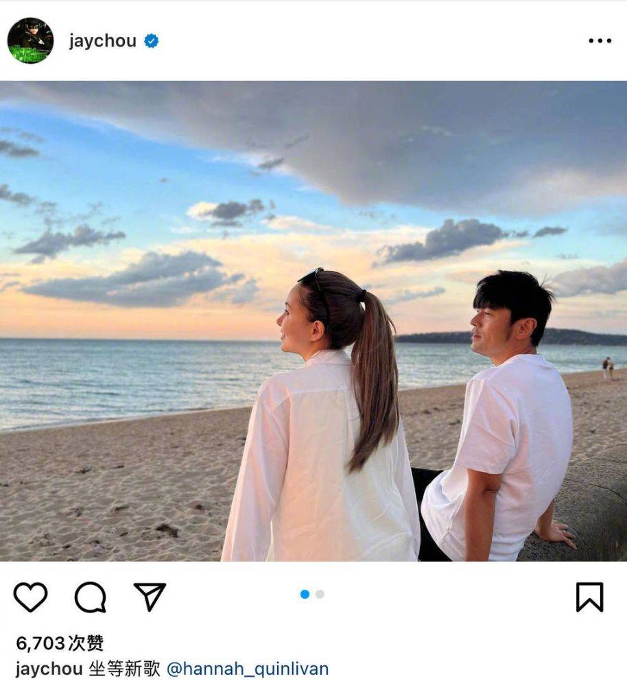 在这组合照中,周杰伦与昆凌不再是舞台上的音乐巨星和灵动天使,而是一