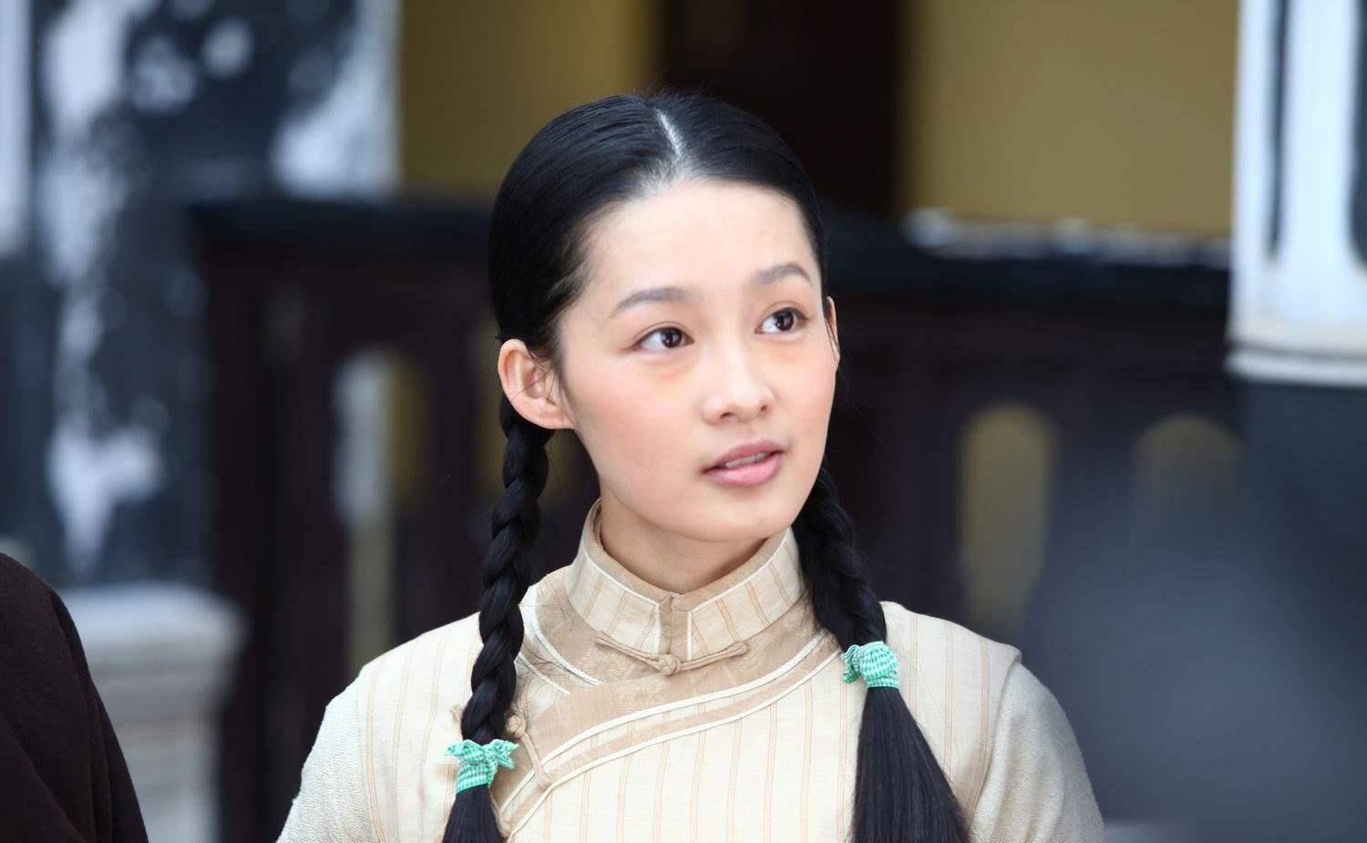 作为上海歌剧院毕业的优秀学员,李沁在《建党伟业》《中国1912》等