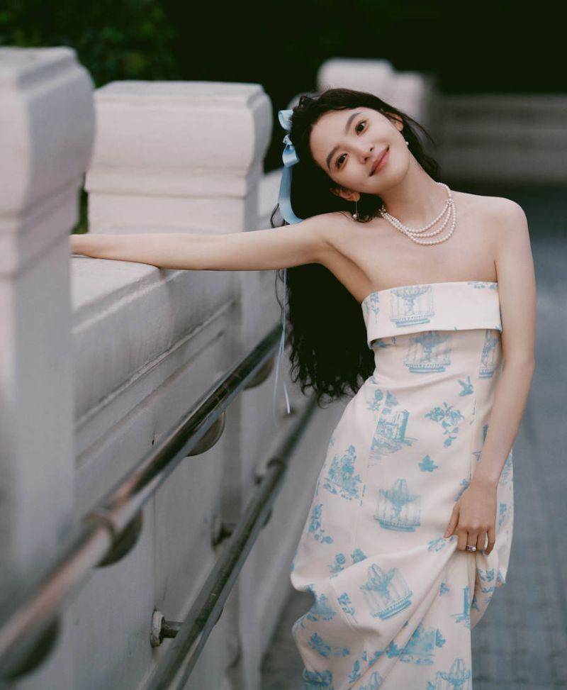章若楠公主发飘逸动人,身着秀天鹅颈碎花长裙_魅力_青春_光芒