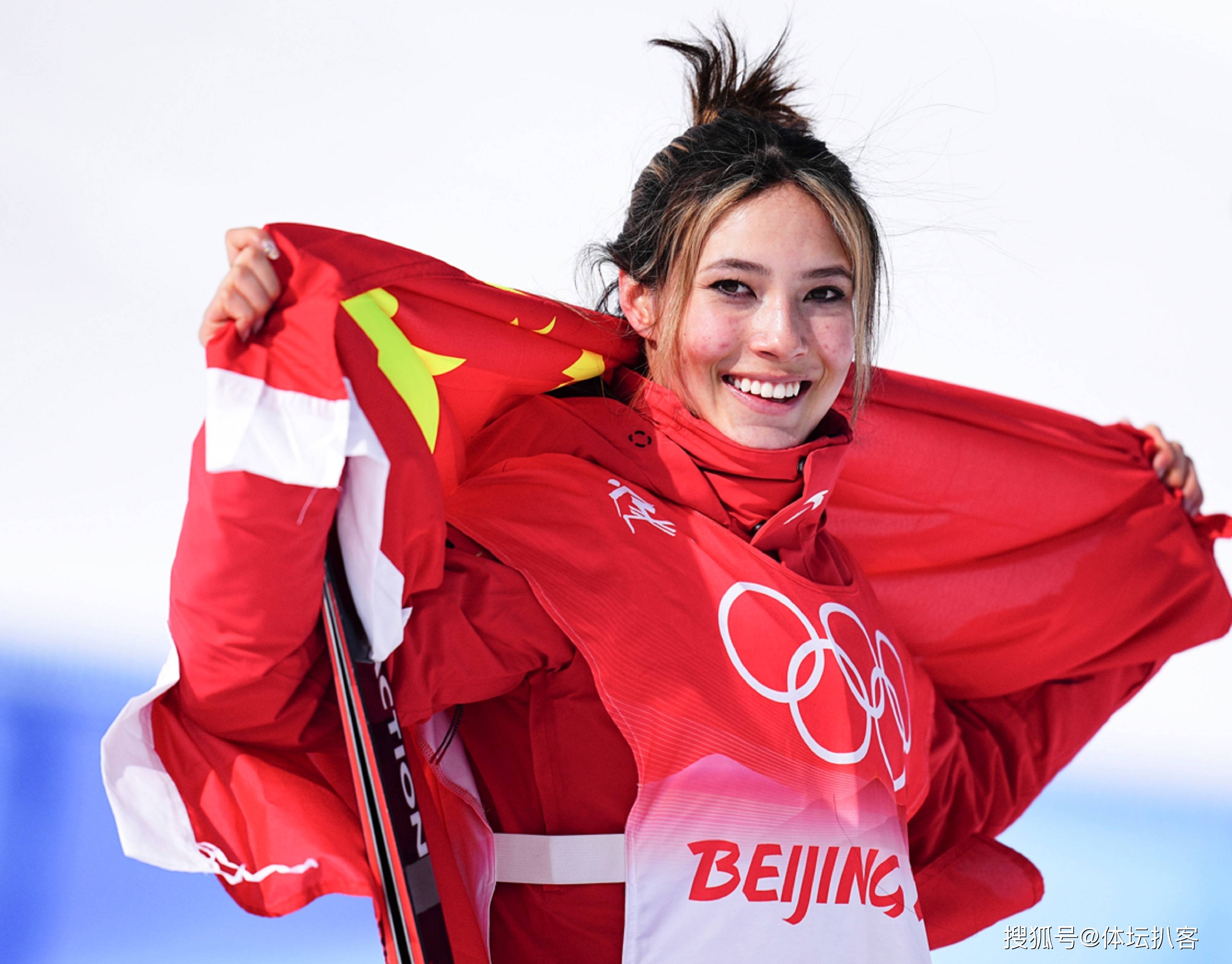 谷爱凌年收入1.6亿元,归化入籍赚翻,人生赢家_比赛_论文_女王