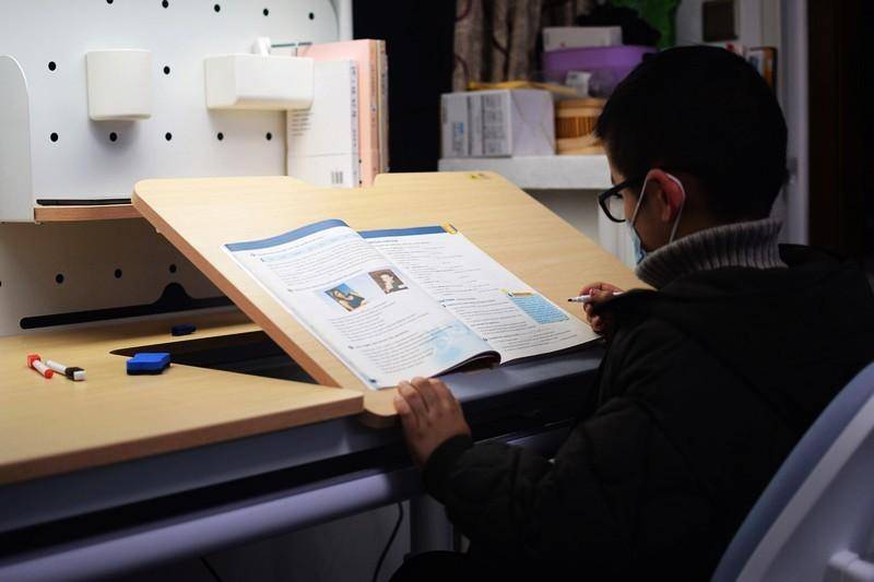 全光谱天幕灯 追背椅好坐姿 酷可立护眼学习桌椅