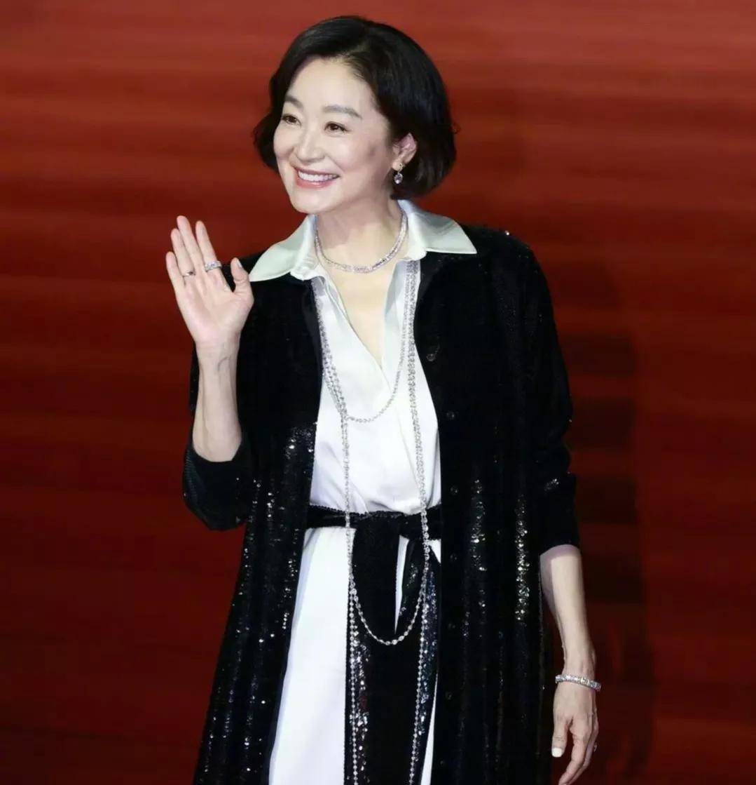 被奔七林青霞美到了!