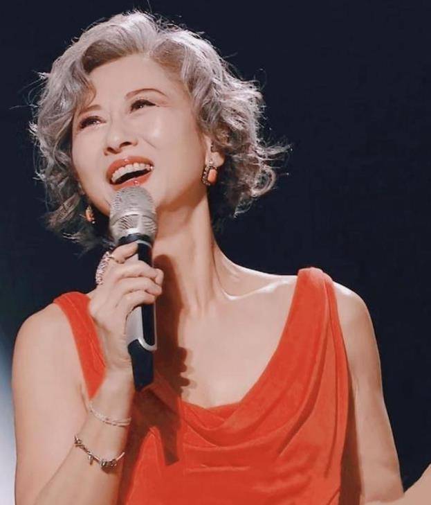 被叶倩文的老年状态惊艳了!62岁头发花白, 优雅得体一点不显老!