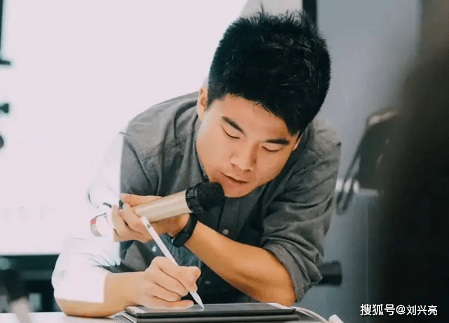 原创
            从董宇辉事件，看商业营销去中心化悖论