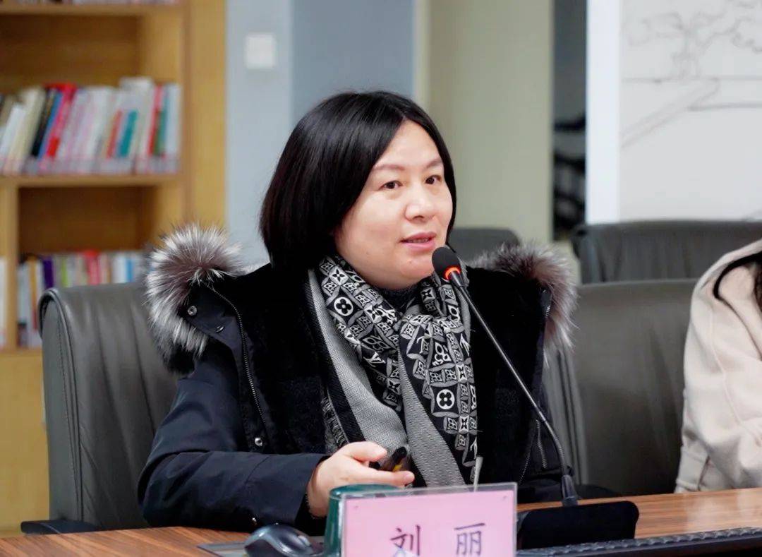 刘丽书记汇报的主题是《幸福教育的行与思》,向澳坊老师们介绍了学校