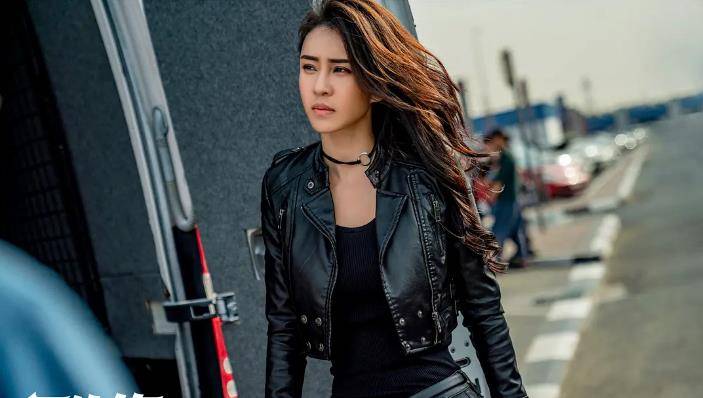 拥有成龙大哥的"引路",母其弥雅出道即巅峰,不仅拿下"17亿 票房"女