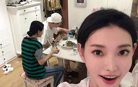 潜力小花旦童菲家居生活,装修尽显文艺女青年,家中小花架很精致_感觉