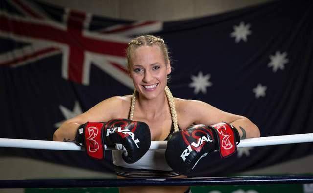 "金发轰炸机"埃巴尼布里奇斯:从比基尼健美冠军到拳击女王_比赛_运动