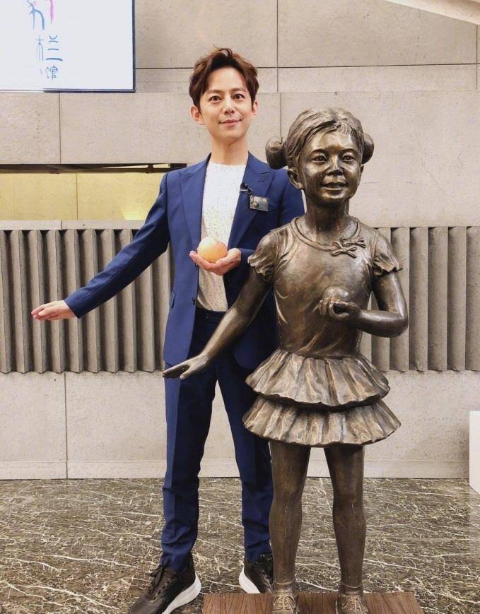 看到这一幕其实挺有意思的,一想怎么和何炅撞脸的雕像,蜡像