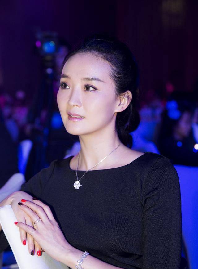 王艳说:"我小时候,妈妈告诉我说我的嗓音偏哑是因为我爸爸.